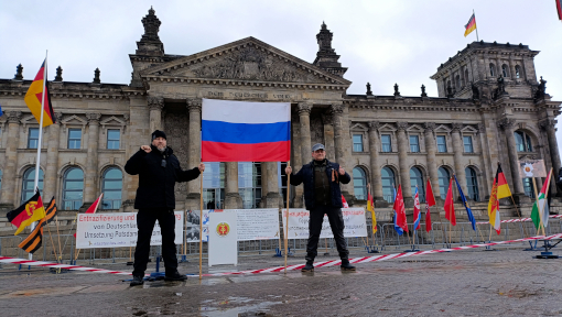 Russische Nationalhymne mitten im Feindesland! #staatenlos.info Berlin 21.02.2026